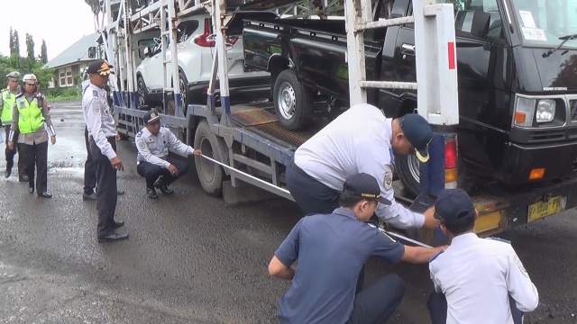 Petugas Gabungan Razia Truk Over Tonase di Gilimanuk