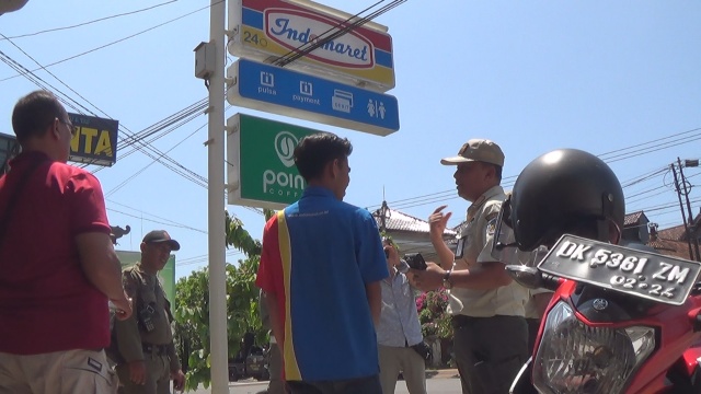 Satpol PP Sidak Puluhan Toko di Jembrana yang Belum Gunakan Aksara Bali