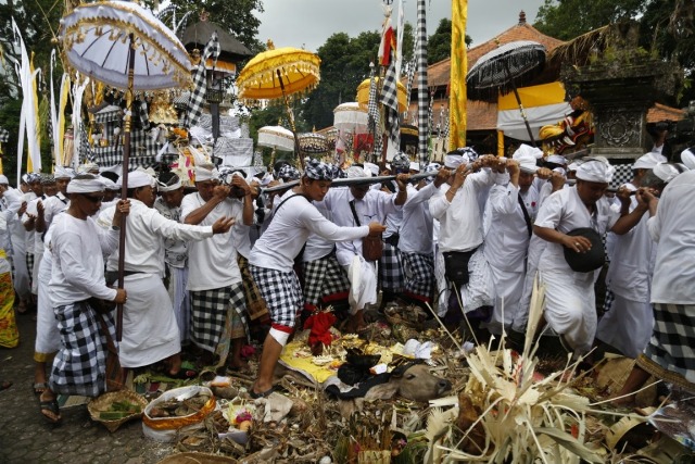 Iring-iringan Pemelastian Karya Agung Pengurip Gumi Kembali Ke Pura Luhur Batukau