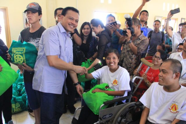 Sekda Dewa Indra Serahkan Batuan Paket Sembako Bagi Penyandang Disabilitas, Lansia Warga Kurang Mampu dan Anak Yatim Piatu