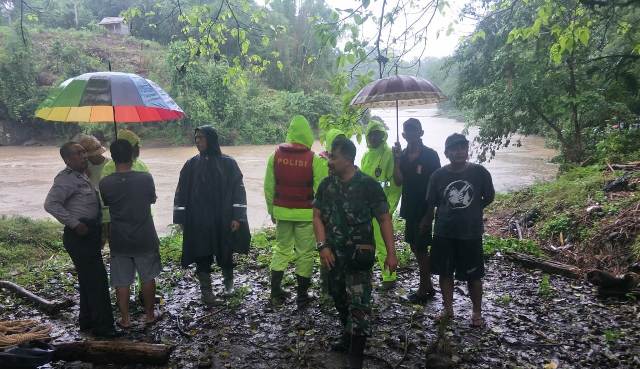 Menyebrang Sungai, Seorang Babinsa Hilang Terseret Arus Yeh Ho