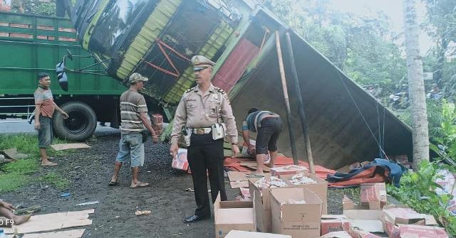 Tak Kuat Menanjak, Truk Sarat Muatan Mundur Lalu Masuk Jurang di Samsam