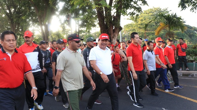 Semarak HUT ke 4 Kepemimpinan Abang, Ribuan Peserta Ikuti Jalan Santai