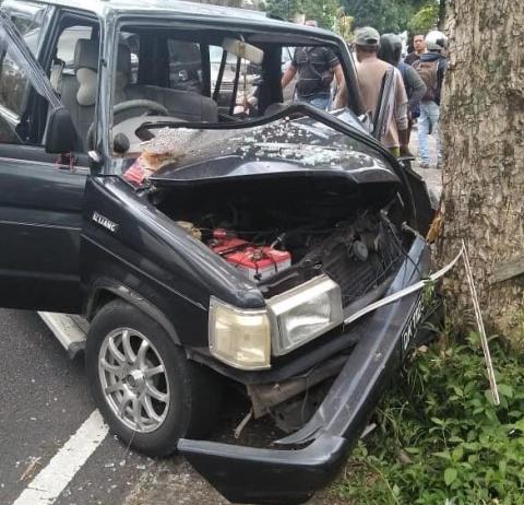 Diduga Sopir Ngantuk, Kijang Tabrak Pohon Perindang di Perean