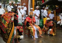 Puncak Karya Pengurip Gumi di Pura Luhur Batukau, Wagub, Wawali, Rektor hingga Profesor Ngayah Nyolahang Topeng
