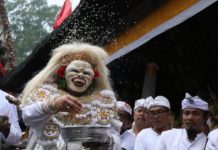 Wagub Cok Ace, Ngayah Nyolahang Topeng Sidakarya di Pura Luhur Batukau