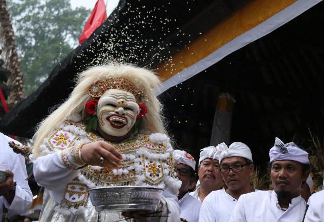 Wagub Cok Ace, Ngayah Nyolahang Topeng Sidakarya di Pura Luhur Batukau