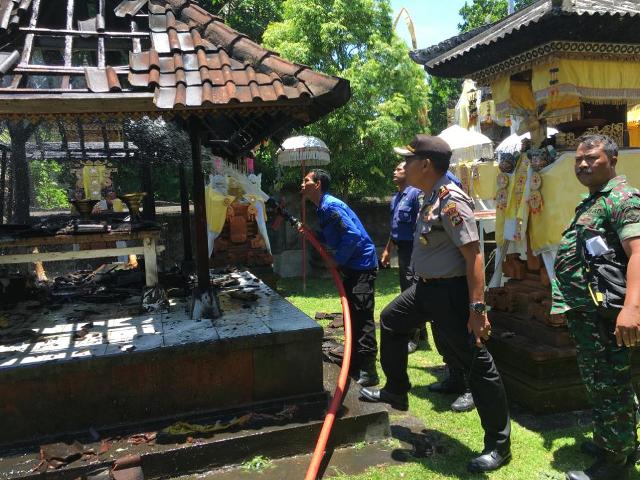 Dipicu Api Dupa, Piyasan Pura Panti Arya Kubon Tubuh Terbakar