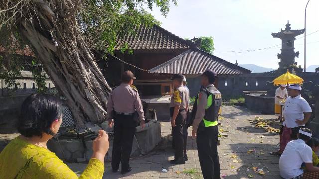 Pohon Beringin Tua di Pura Segara Gilimanuk Roboh