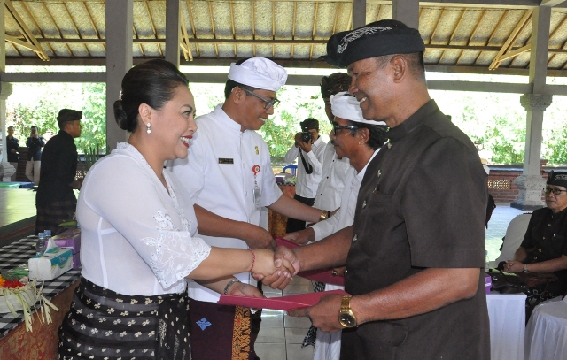Serahkan Pahpahan Tanah Lot, Bupati Eka Tekankan Jaga Persatuan dan Rasa Memiliki