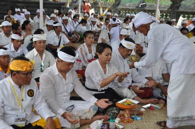 Bupati Eka Ngaturang Bakti Penganyar di Pura Penataran Agung Catur Parahyangan Ratu Pasek Punduk Dawa