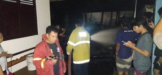 Diduga Korsleting Listrik, Bale Gede di Berembeng Terbakar