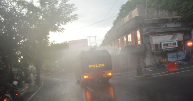 Tiga Pilar Tabanan Semprotkan Disinfektan dengan Mobil Damkar dan Water Cannon