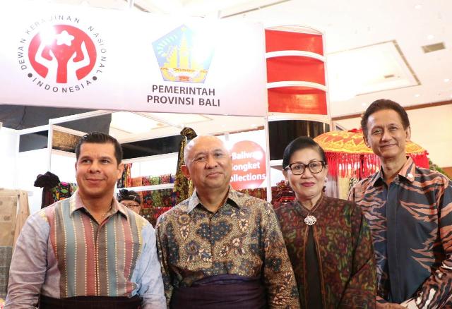 Hadiri Pembukaan The 17th Indocraft 2020, Putri Koster Gencar Kampanyekan Pelestarian Tenun Lokal Bali