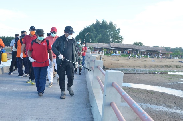 Antisipasi Meluasnya Wabah Covid-19, Pemprov Bali Lakukan Penyemprotan Disinfektan di Sanur