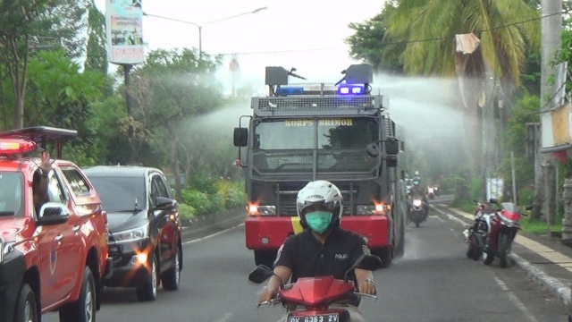 Kerahkan Water Cannon Brimob Polda Bali, Semprotkan Disinfektan Keliling Kota Negara