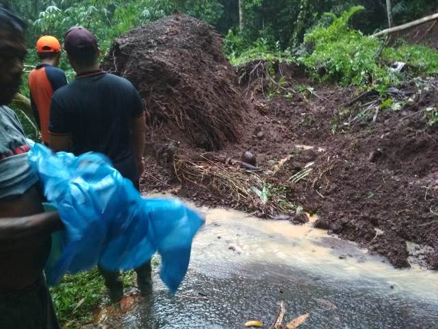 Akses Jalan Tertimbun Longsor, Warga Pumahan Terisolir