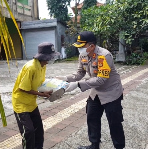 Prihatin Dampak Corona, Polres Tabanan Bantu Sembako Bagi Tukang Sapu