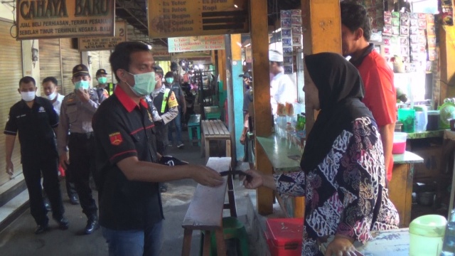 Cegah Penyebaran Covid-19, Polisi Jembrana Bagikan Masker ke Pedagang Pasar