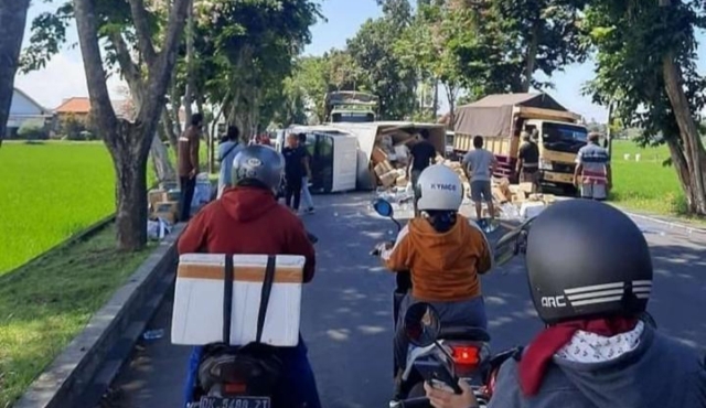 Ban Belakang Pecah, Truk Box Terguling di Jalur Denpasar-Gilimanuk, Berikut Kronologinya