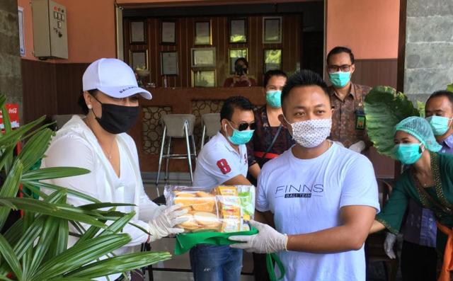 Bupati Eka Kembali Bagikan Paket kepada PMI