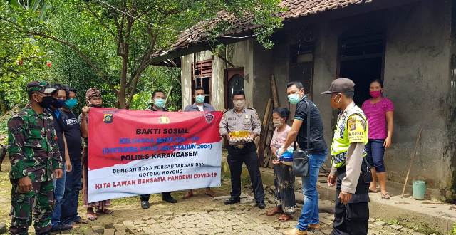 Dampak Covid-19, Zed STP Karangasem Bagi Sembako kepada Warga Kurang Mampu