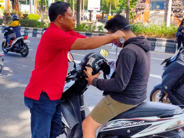 IWO Bali Gandeng Pelaku Usaha Bagikan 2000 Masker dan Oli Motor untuk Jurnalis