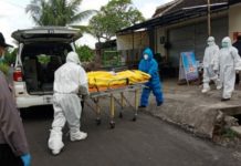 Penghuni Kos Ditemukan Tewas, Korban Dievakuasi Tim Medis Pakai APD