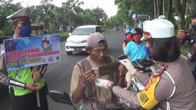 Hari Pertama Ops Keselamatan Agung 2020, Polres Jembrana Bagikan Masker