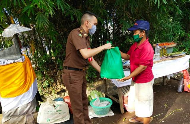 Kejari Buleleng Bagikan Paket Sembako kepada Warga Terdampak Covid-19