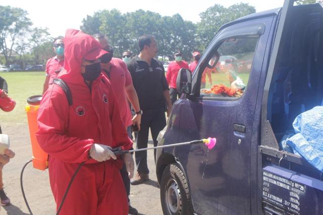 Gerakkan Gotong-Royong, DPC PDIP Tabanan Semprot Disinfektan dan Bagikan Masker