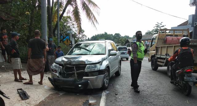 Pecah Ban, Grand Vitara Hajar Taruna dan  Dua Motor di Penyalin, Dua Patah Tulang