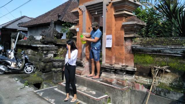 Cegah Penyebaran Corona, Pintu Masuk Pelakarangan Rumah Warga Patas Disediakan Disinfektan