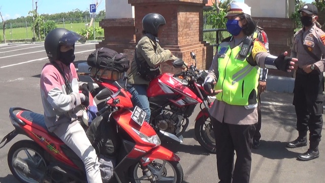 Polisi Cegat Para Pemudik Menuju Gilimanuk di Jembrana