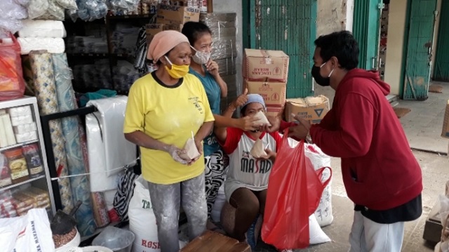 Sebelum Pulang 27 Napi Asimilasi Bagikan Nasi Bungkus di Pasar Umum Negara