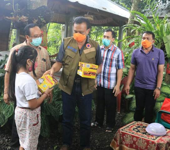 Peduli Dampak Covid-19, Sekda Dewa Indra Serahkan Bantuan Sembako ke Panti Asuhan Destawan
