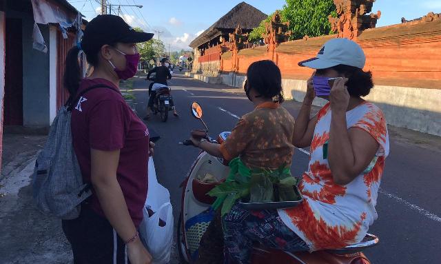 Sosialisasi Cegah Covid-19, Perbekel Kukuh dan Dokter Bagikan Masker Gratis
