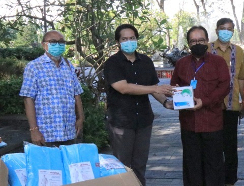 Wagub Bali Terima Bantuan APD dari Gabungan Pengusaha Alat Kesehatan dan Laboratorium