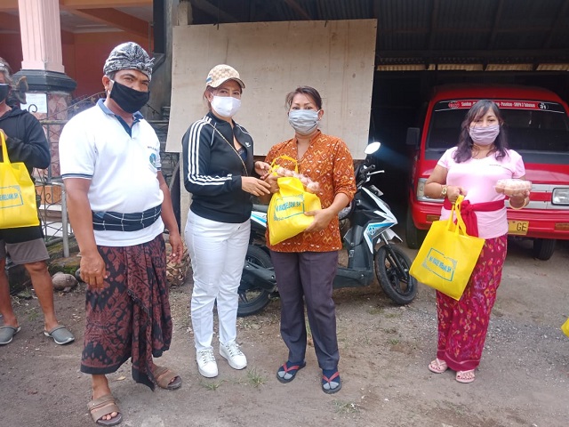 Wakil Ketua DPRD Tabanan Berbagi Sembako dan Masker kepada warga Desa Denbantas