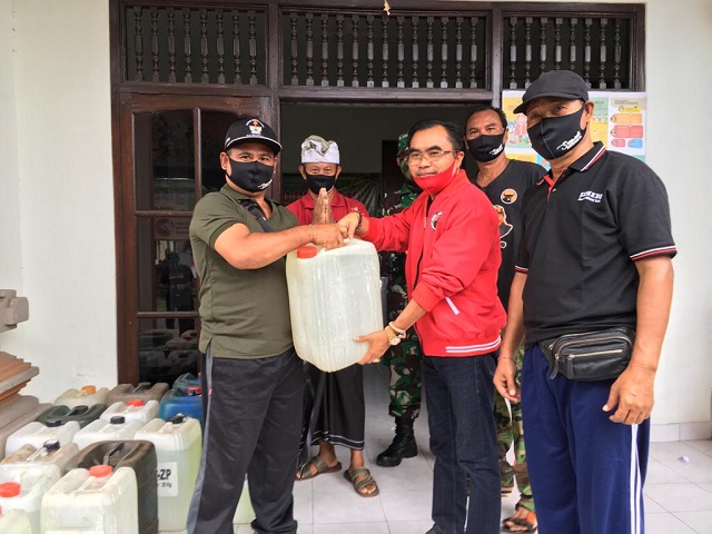 Anggota DPRD Edi Wirawan Bagikan Cairan Disinfektan dan Masker untuk Warga Desa Pandak Bandung