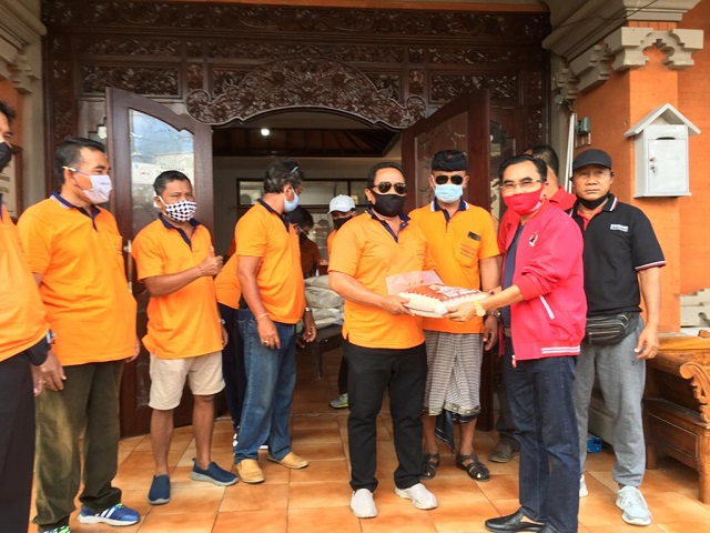 Peduli Dampak Corona, Anggota DPRD Tabanan Sumbang 1 Ton Beras