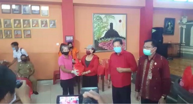 Bupati Eka dan Ketua Dewan Bagikan Bantuan Paket Sembako di Vihara Dharma Cattra Tabanan