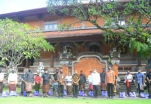 Terdampak Covid-19, Gubernur Koster Serahkan Bantuan Paket Sembako untuk Warga Denpasar