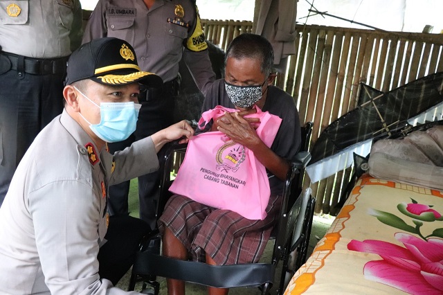 Kapolres Tabanan Bantu Kursi Roda dan Sembako Penderita Lumpuh Warga Kalibalang