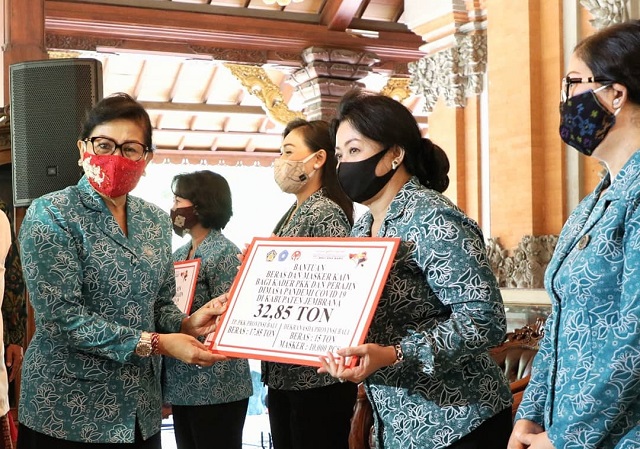 Ketua TP PKK Ny Putri Koster Serahkan Bantuan Beras dan Masker Kain