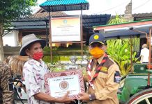 Pramuka Kwarda Bali Serahkan Bantuan Paket Sembako ke Warga Klungkung Terdampak Pandemi Covid-19