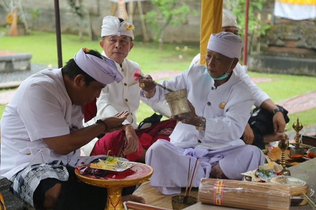 Wabup Sanjaya Sembahyang di Pura Puseh Bale Agung dan Pura Dalem Kota Tabanan