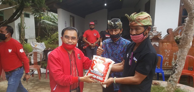 Kader PDIP Tabanan, Turun Gunung Bagikan 1,5 Ton Beras di Kecamatan Pupuan