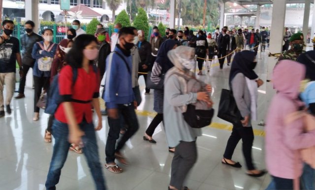 Antrean Panjang Penumpang KRL di Stasiun Bogor