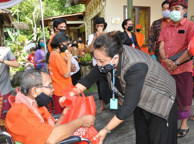 Bupati Eka Bantu Paket Sembako kepada 100 Warga Penderita Stroke